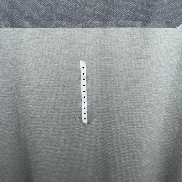 On Running Men's Black and Gray Short Sleeve Tee - Picture 4 of 7